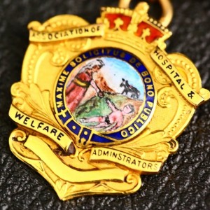 英国切斯特1961年古董9k金珐琅勋章徽章